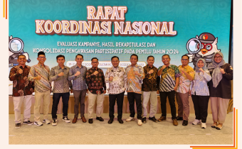 Foto bersama dengan Anggota Bawaslu Provinsi Sumatera 